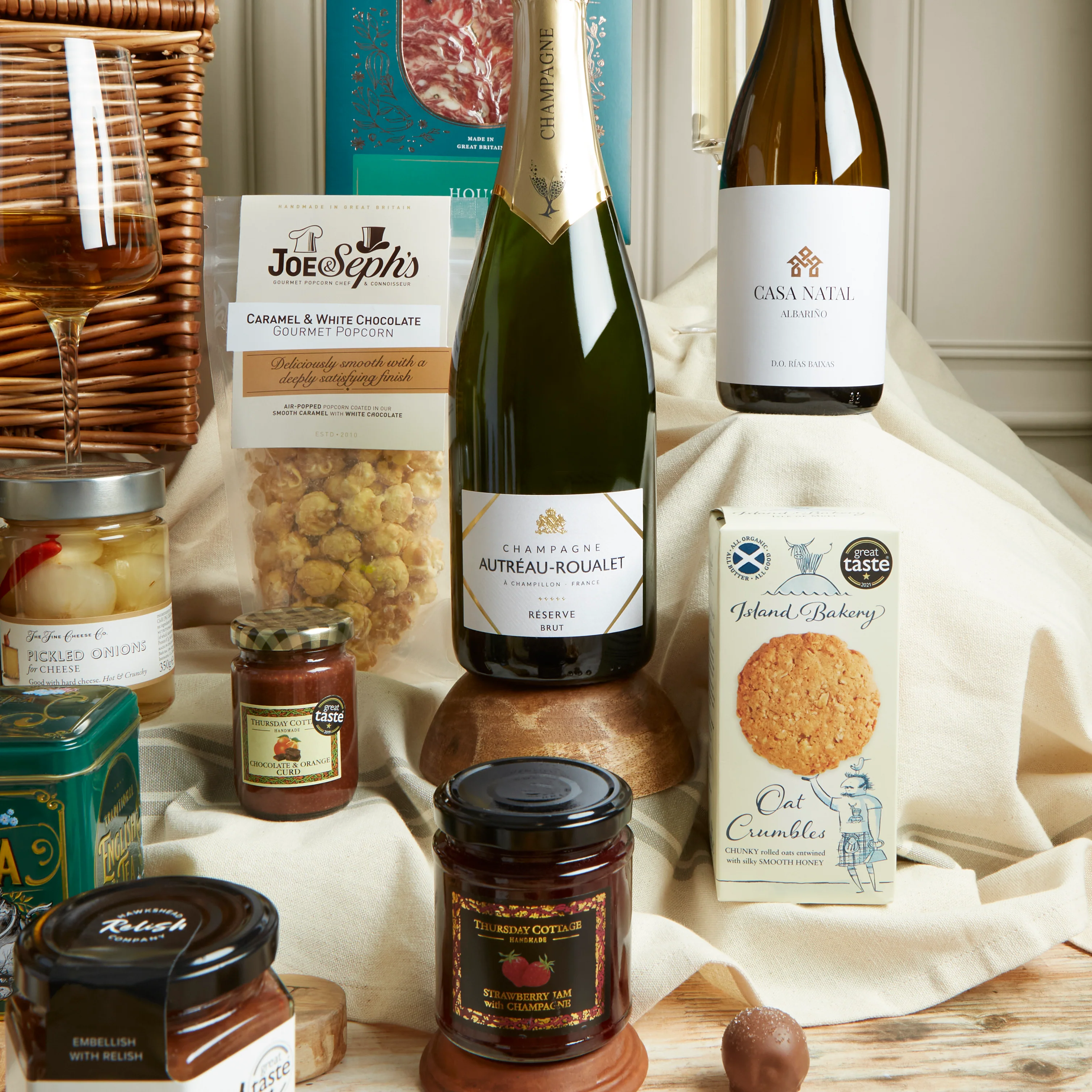 The Deluxe Food and Wine Hamper - Image 4