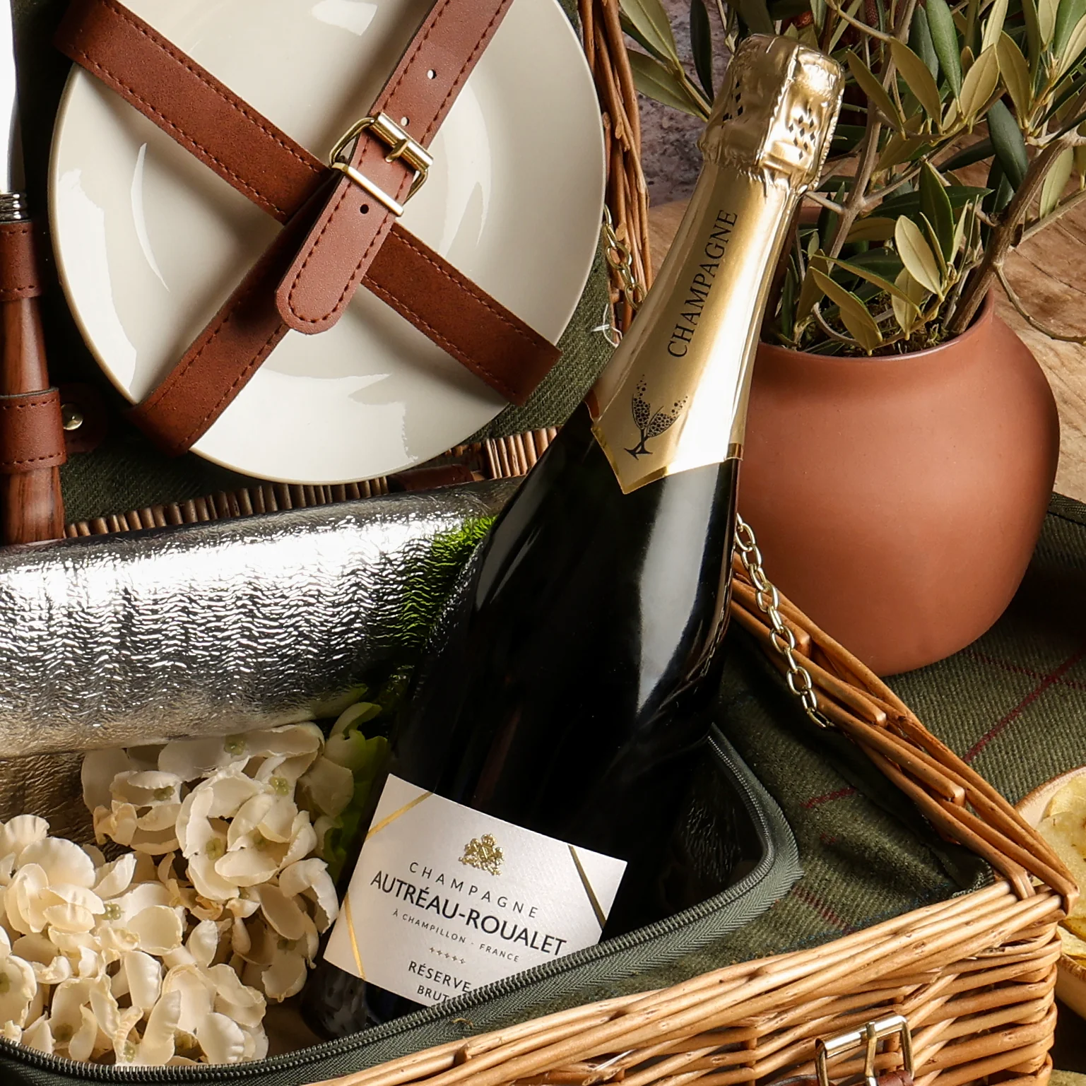 The Perfect Pairing Champagne Picnic Hamper - Image 4